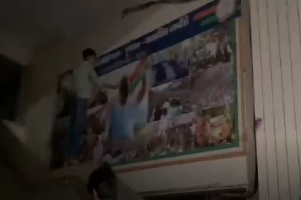 Rahul Gandhi ke poster per kalikh poti