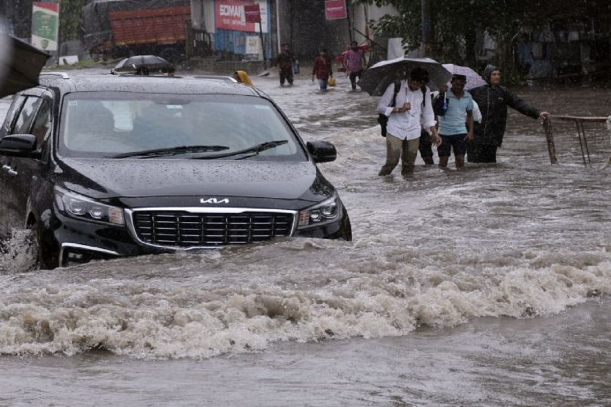 Weather Update News: प्रदेश में तूफानी बारिश ने पकड़ी रफ्तार, 22 जिलों ​के लिए जारी हुआ अलर्ट, इन हिस्सों में गरज-चमक के साथ बरसेंगे बदरा