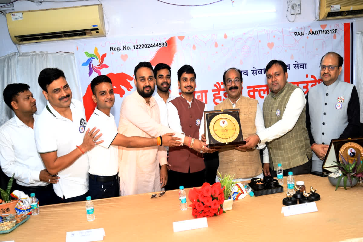 Helping Hands Club Foundation : हेल्पिंग हैंड्स क्लब फाउंडेशन ने मेकाहारा हॉस्पिटल में किया मेगा रक्तदान शिविर का आयोजन, डोनर्स को किया गया सम्मानित
