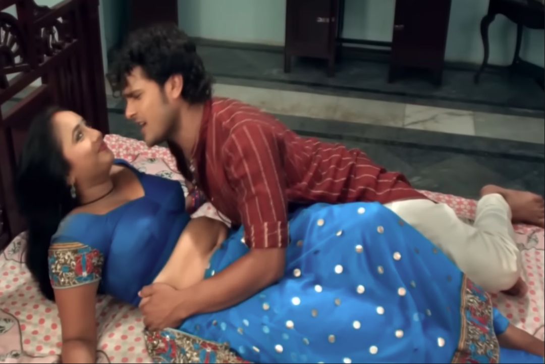 Sexy Video : पलंग पर लेटकर रानी चटर्जी और खेसारी लाल का रोमांस..! अचानक एक्ट्रेस ने नीचे कर दिया साड़ी का पल्लू, वीडियो देख लग जाएगी तद-बदन में आग