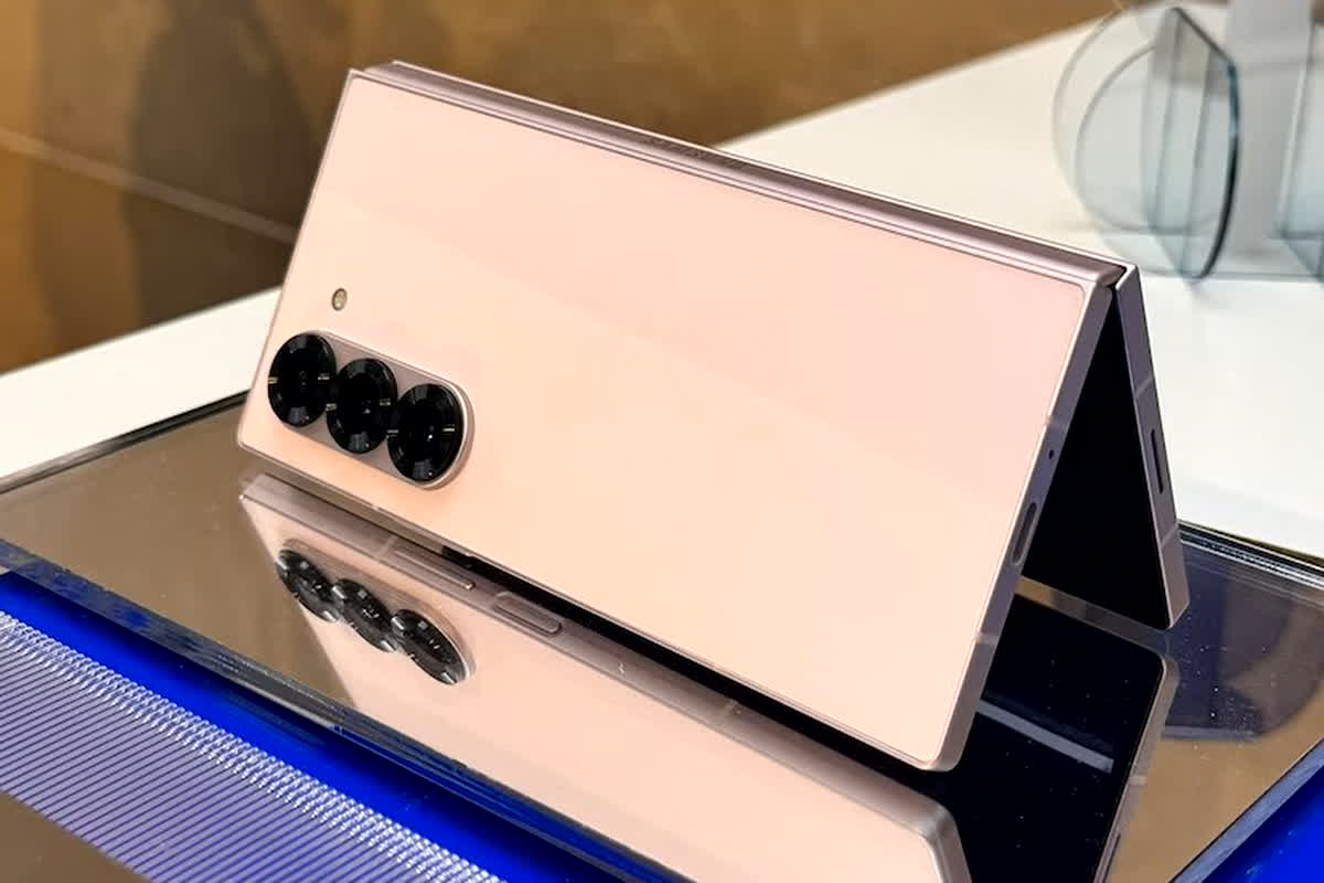 Samsung Galaxy Z Fold 6: Samsung का नया फोल्डेबल फोन हुआ लॉन्च, AI फीचर्स के साथ शानदार डिस्प्ले, कीमत जान रह जाएंगे दंग..