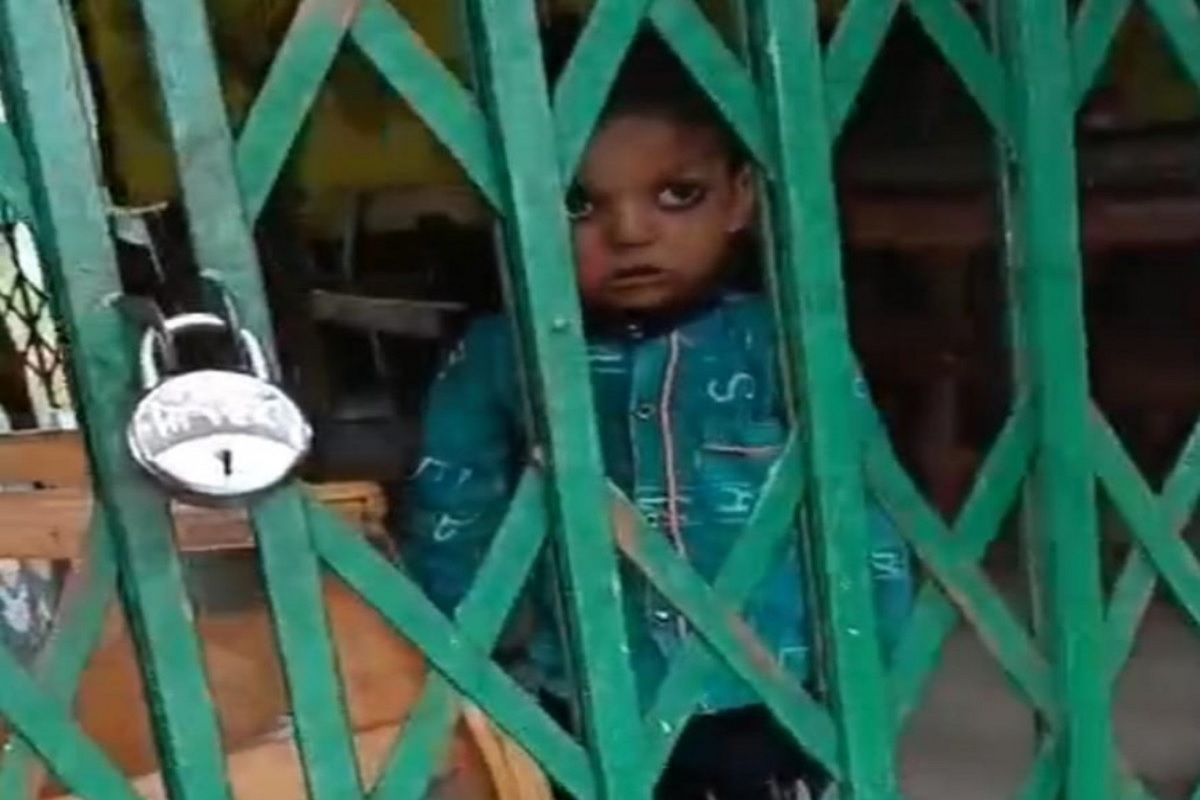Video: घंटों तक स्कूल में बंद रहा बच्चा, जल्दबाजी में शिक्षक लगा दिया ताला, अब वीडियो हुआ वायरल