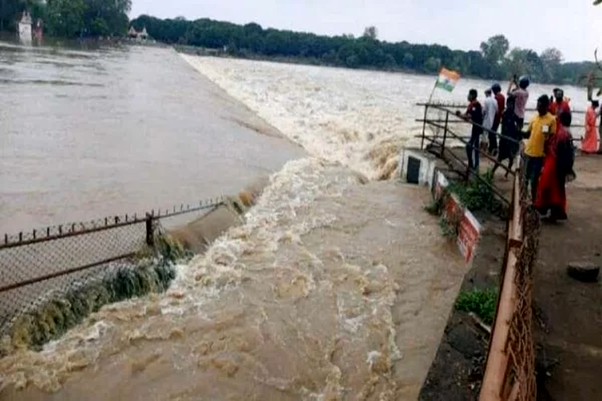 Durg News: बारिश की वजह से नदियों का जलस्तर बढ़ा, सरकार ने इस नदी किनारे बसे गांव में जारी किया अलर्ट, जिला प्रशासन ने कराई मुनादी