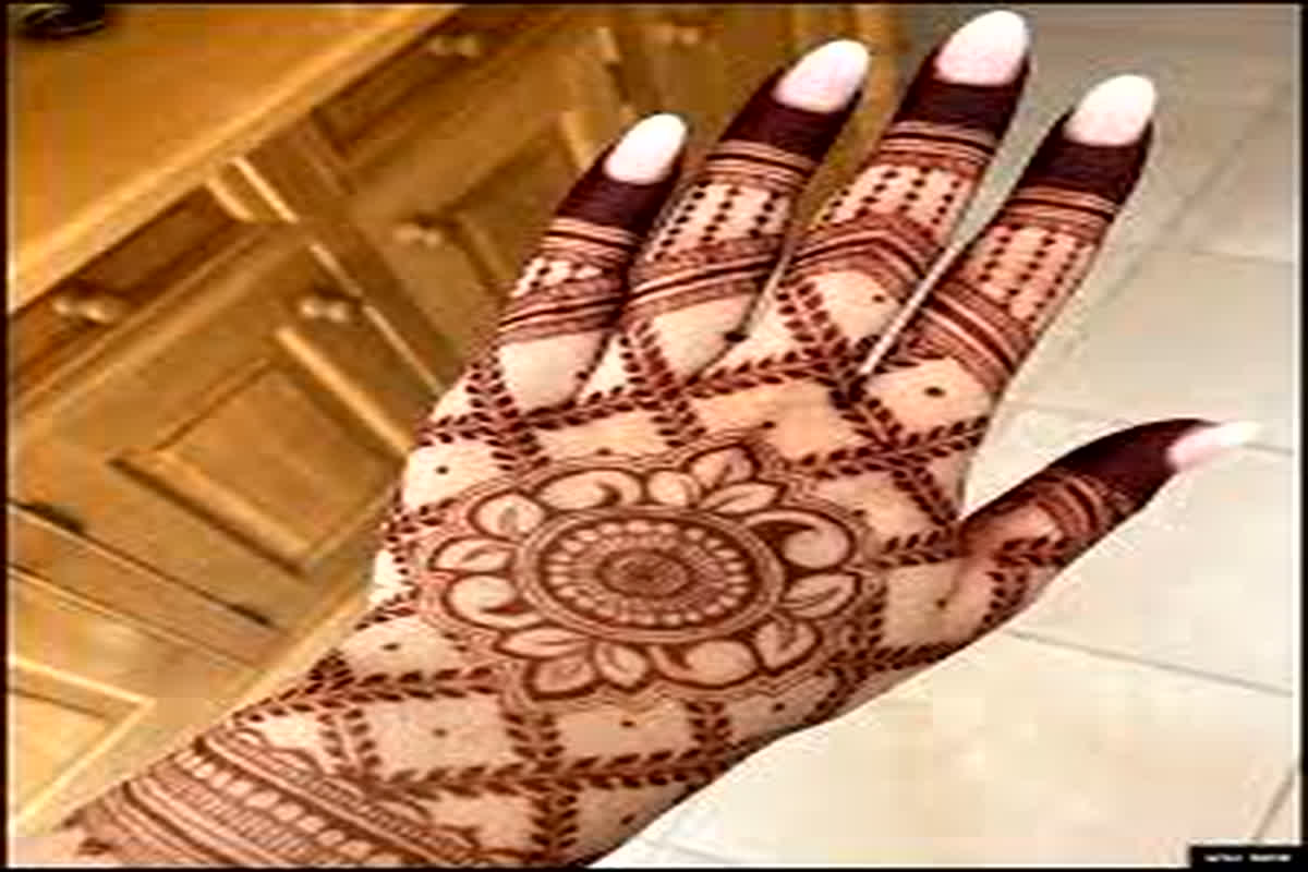 Short Mehndi Design: त्योहारों में जरूर ट्राई करें मेहंदी की ये खूबसूरत शॉर्ट डिजाइन, लगाने में भी है बेहद आसान