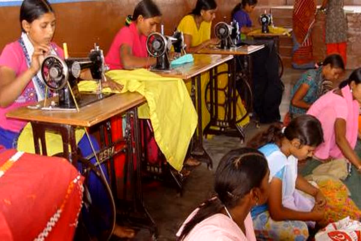 Government Scheme: जल्दी उठाए इस सरकारी योजना का लाभ, फ्री सिलाई मशीन के साथ मिलेंगे 15000 रुपए, जानें कैसे?