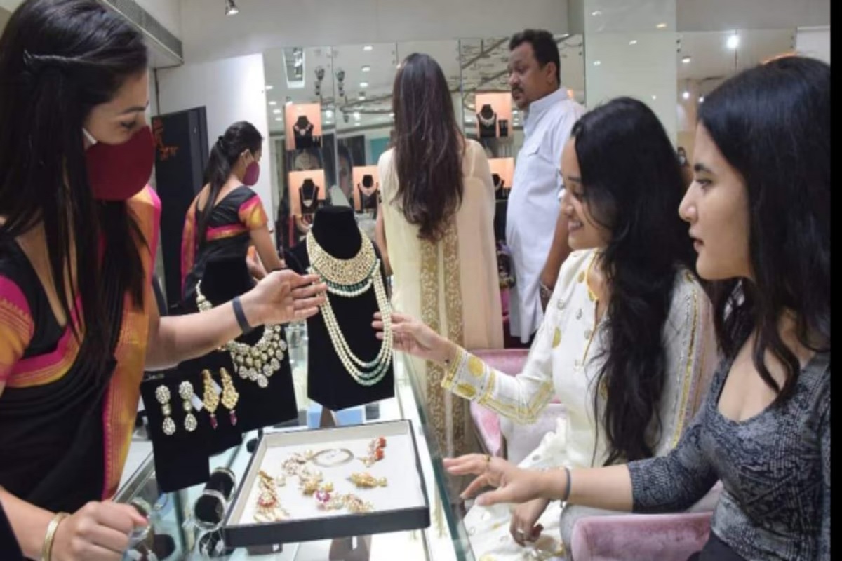 1 kilo chandi ka bhav: गहने खरीदने वालों के लिए खुशखबरी! सावन में फिर सस्ता हुआ चांदी, जानें आपके शहर में क्या है एक किलो सिलवर का दाम