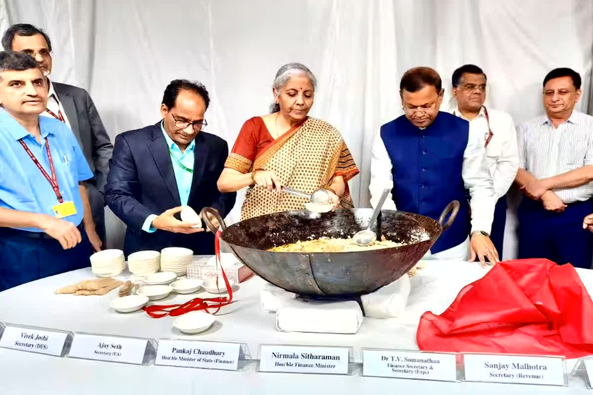 Halwa Ceremony Budget 2024: बजट से पहले पारपंरिक हलवा सेरेमनी, वित्त मंत्री ने कराया सभी का मुंह मीठा…