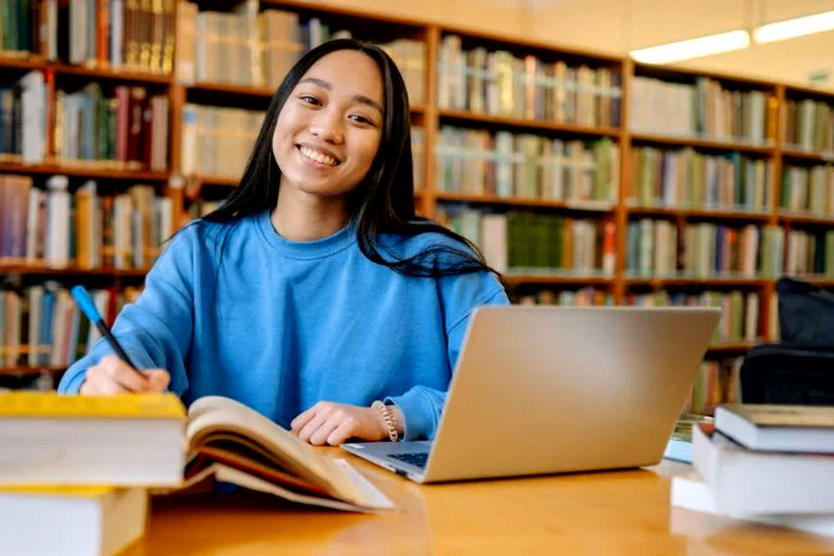 Best Laptop For Students: बच्चों की पढ़ाई के लिए बेस्ट है ये पावरफुल लैपटॉप! जानें शानदार फीचर्स और कीमत के साथ सबकुछ…