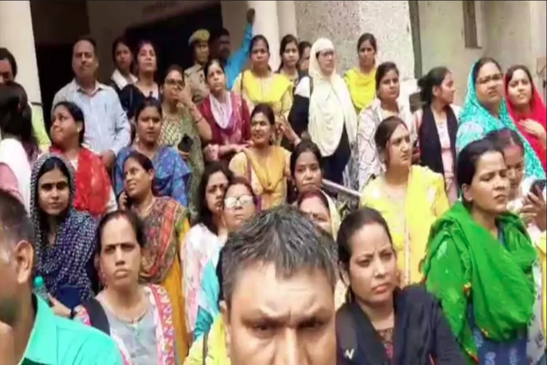 UP Teacher Attendence : आखिर कब खत्म होगा यूपी टीचर्स का विरोध प्रदर्शन? अपनी इन मांगों को लेकर अड़े यूपी के शिक्षक