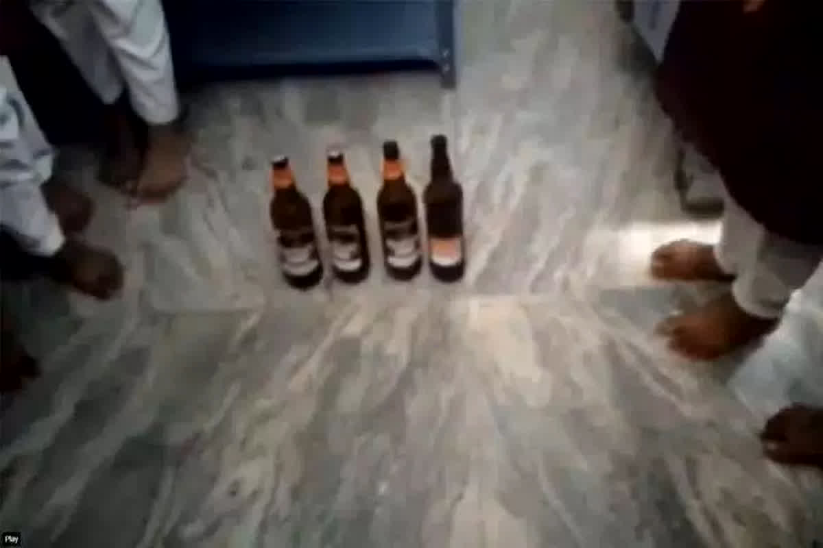 Principal Drinking Alcohol In Hostel: हॉस्टल बना नाइट बीयर बार का अड्डा, केयरटेकर संग शराब पीती नजर आई प्रिंसिपल मैडम, विरोध में उतरीं छात्राएं