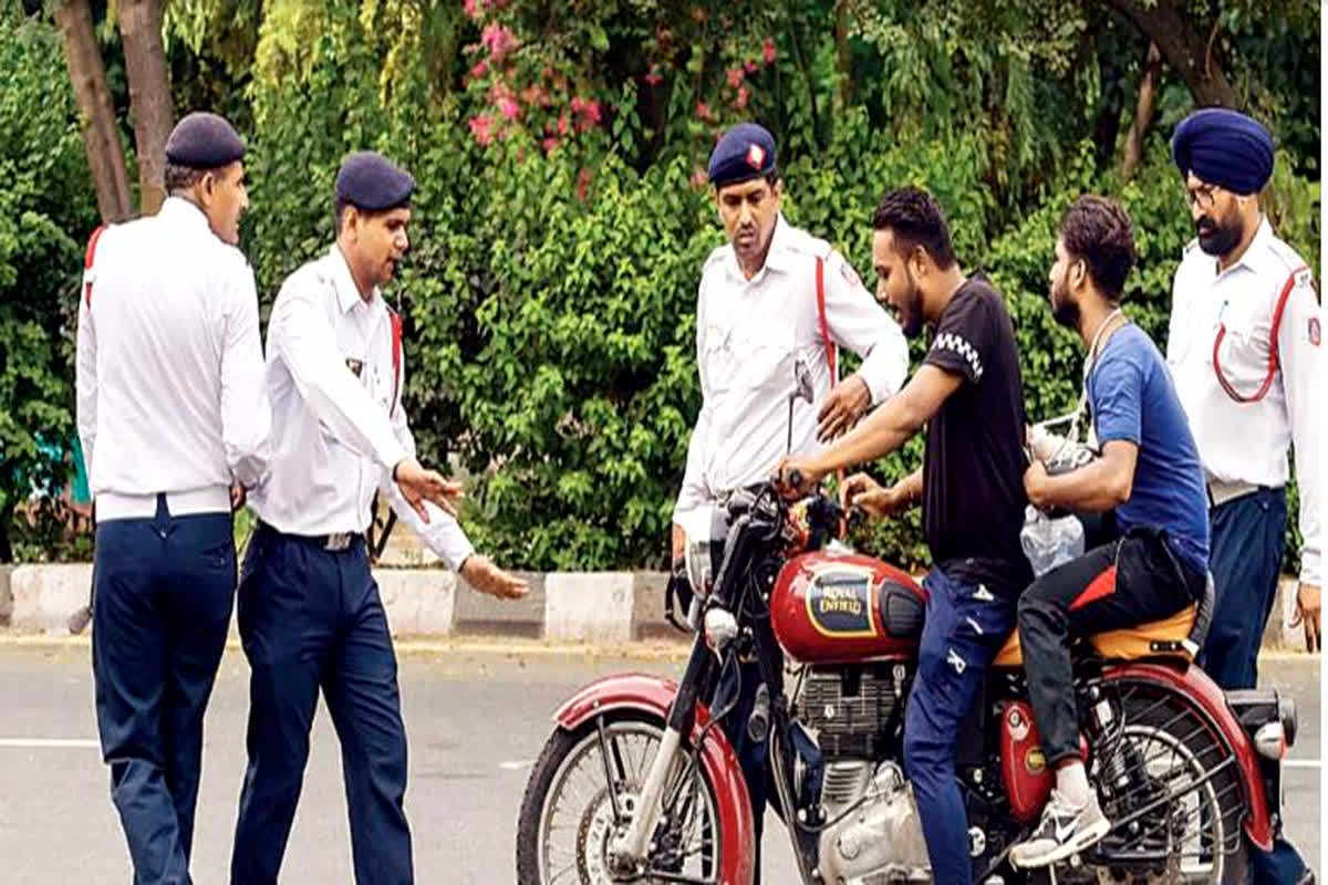 Traffic Rules In India: बिना हेलमेट बाइक चला सकते हैं ये लोग, देखकर भी नहीं पकड़ती ट्रैफिक पुलिस, जानें क्या है इसका कारण