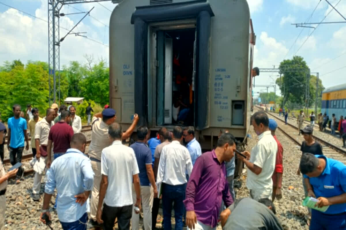 Sampark Kranti Express Accident: बड़ा रेल हादसा टला.. दो हिस्सों में बंटी संपर्क क्रांति एक्सप्रेस, यात्रियों में मची अफरातफरी
