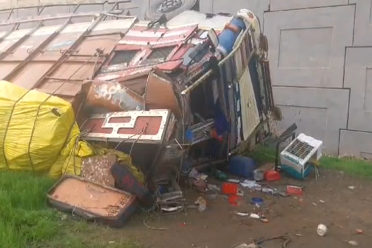 Truck Accident: रेलिंग तोड़कर पुल से नीचे जा गिरा अनियंत्रित ट्रक, कड़ी मशक्कत के बाद ड्राइवर को जिंदा बाहर निकाला गया