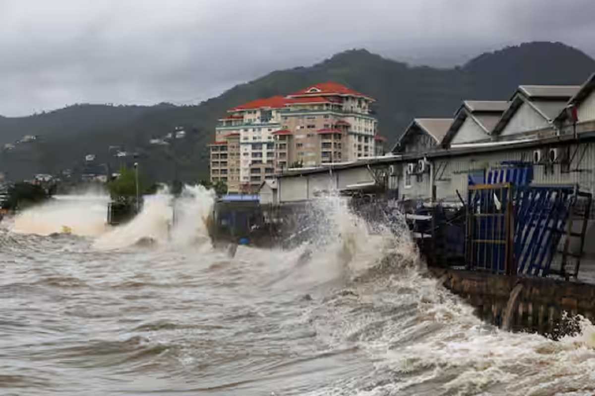 Beryl Storm: यहां आंधी-तूफान ने मचाई तबाही, 3 लोगों की मौत, एक हजार से ज्यादा उड़ानें रद्द