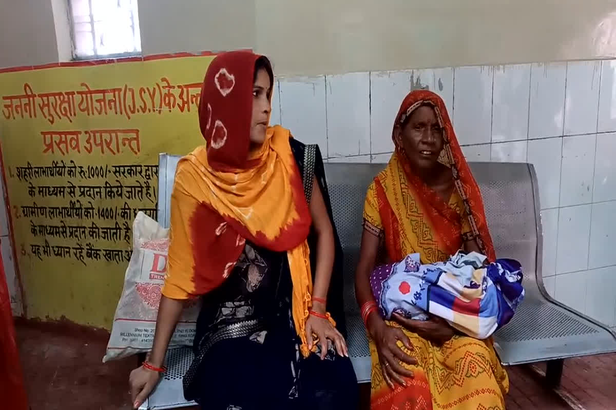 Jalaun News: स्वास्थ्य विभाग की बड़ी लापरवाही.. महिला ने घर पर ही दिया 4 बच्चों को जन्म, समय पर एम्बुलेंस नहीं पहुंचने पर बच्चों की मौत