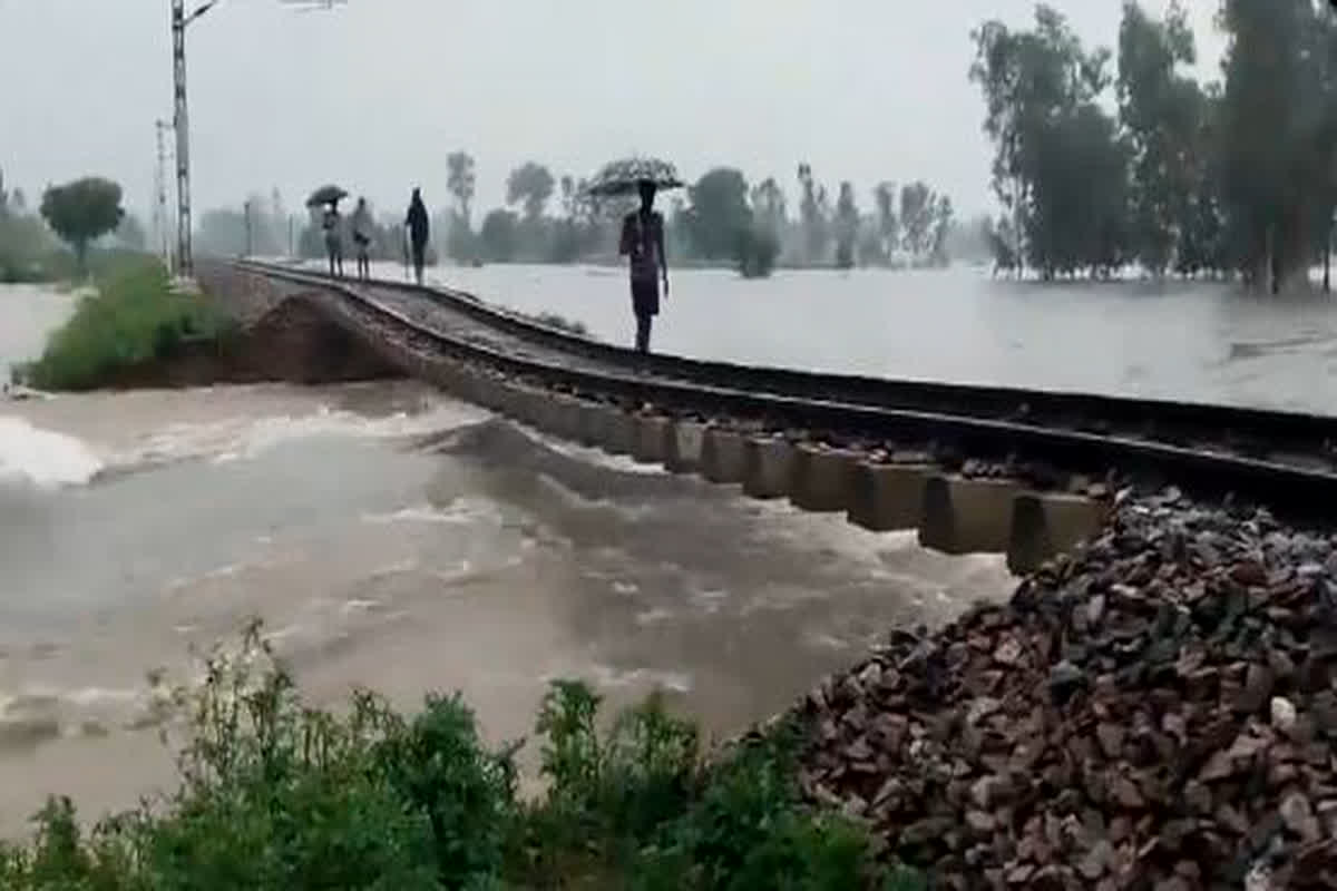 Heavy Rainfall In Uttar Pradesh : बारिश के पानी में बहा रेलवे ट्रैक के नीचे का पुल, पटरी पर ऐसा काम करते दिखा लड़का, वायरल हो रहा वीडियो