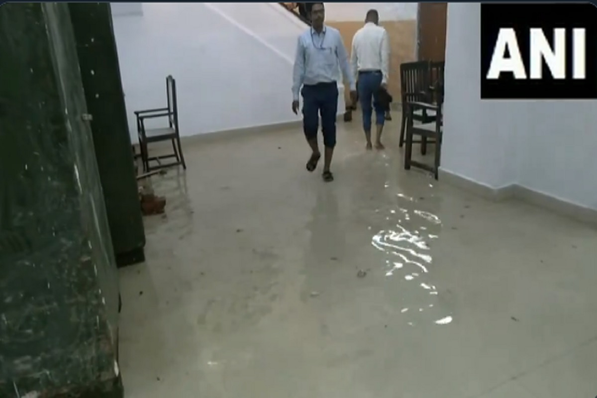 Heavy Rain: भारी बारिश से डूब गया विधानसभा परिसर! नगर निगम का दफ्तर में भी भरा लबालब पानी, दूसरी गेट से निकली सीएम की गाड़ी