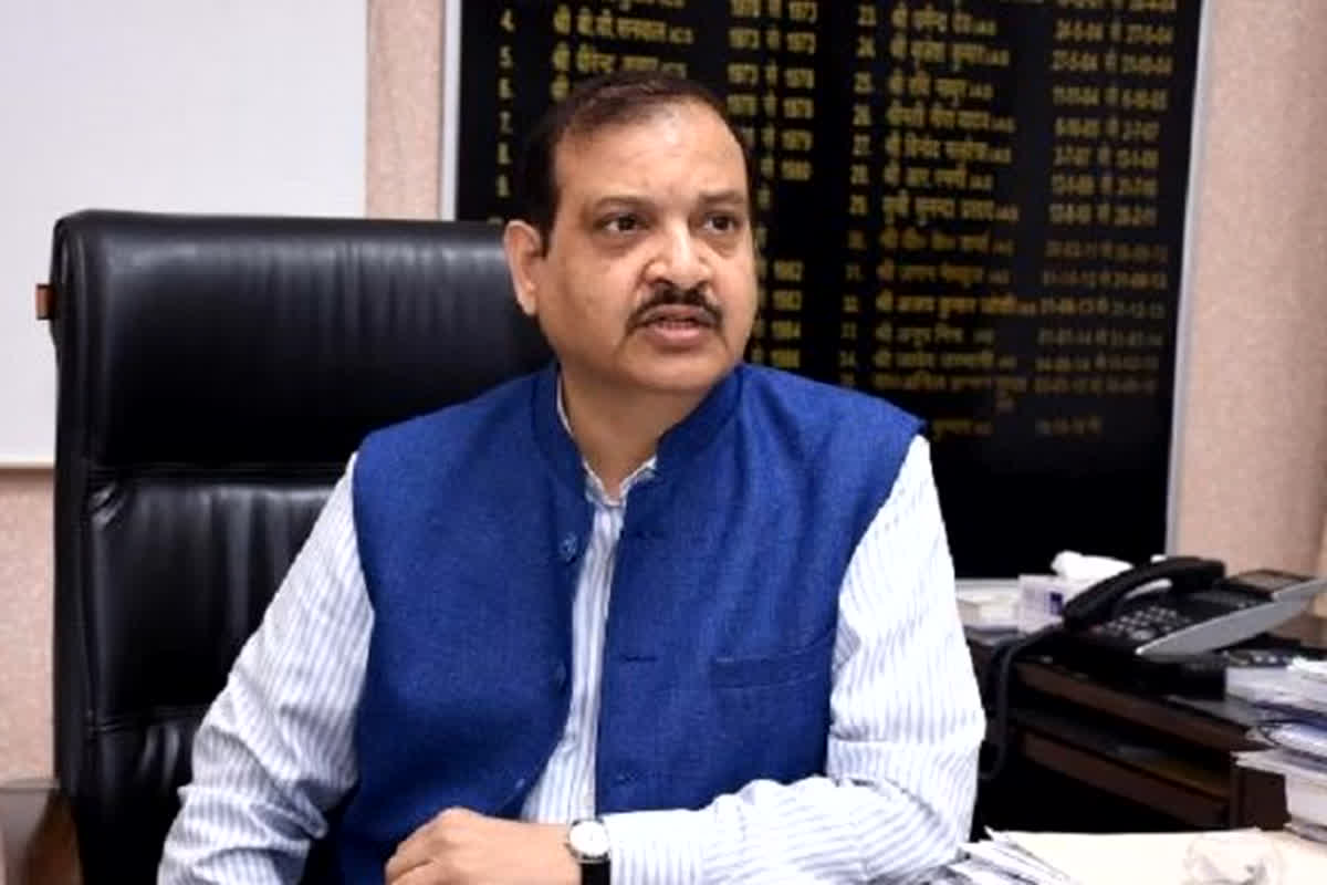 UP News: UPSSSC के चेयरमैन प्रवीर कुमार ने दिया इस्तीफा, जानें अब किसे मिली अटकी भर्तियों की कमान…