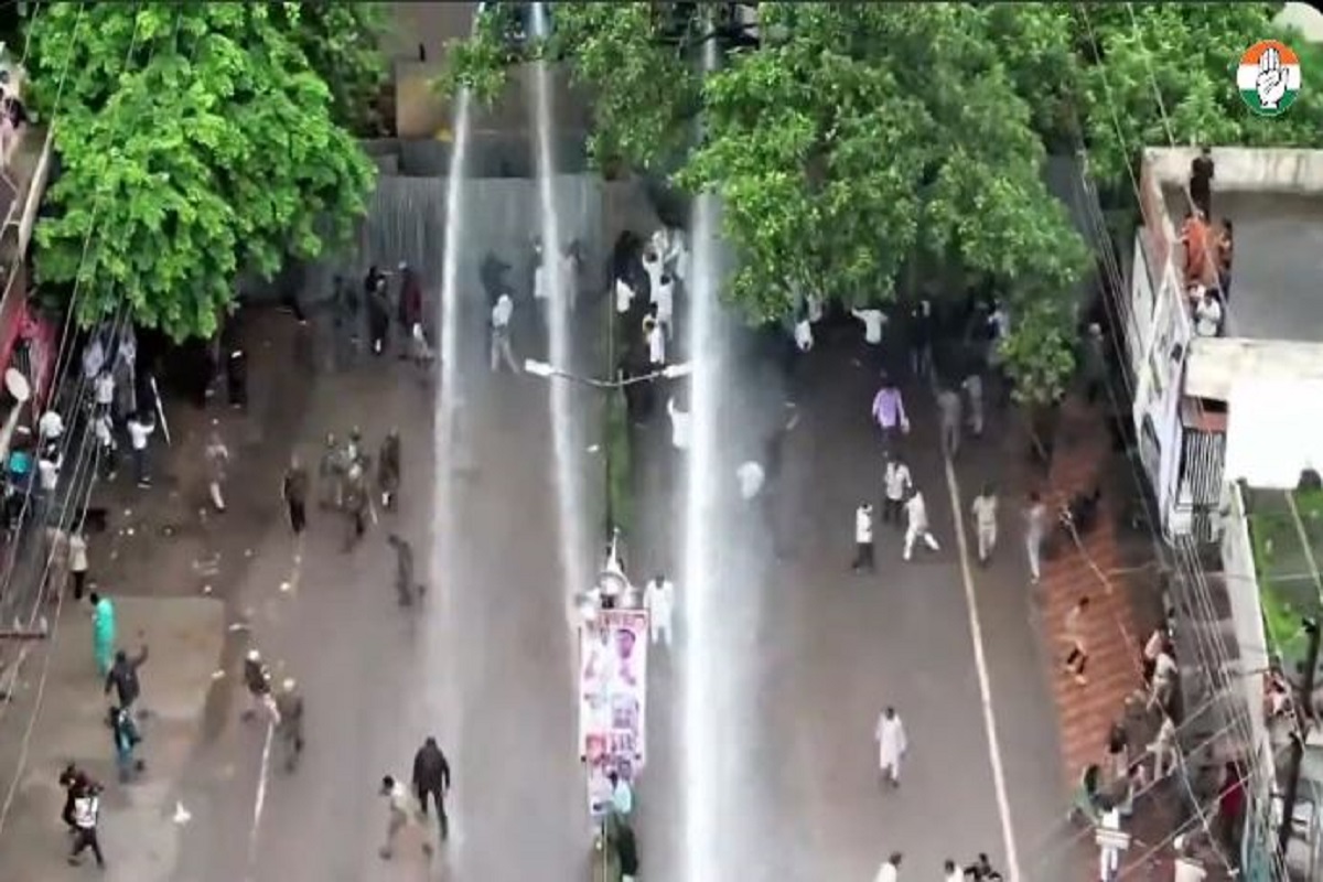 विधानसभा घेराव: कांग्रेसियों और पुलिस के बीच हुई जमकर झड़प, पानी की बौछारें कर पुलिस ने आगे बढ़ने से रोका