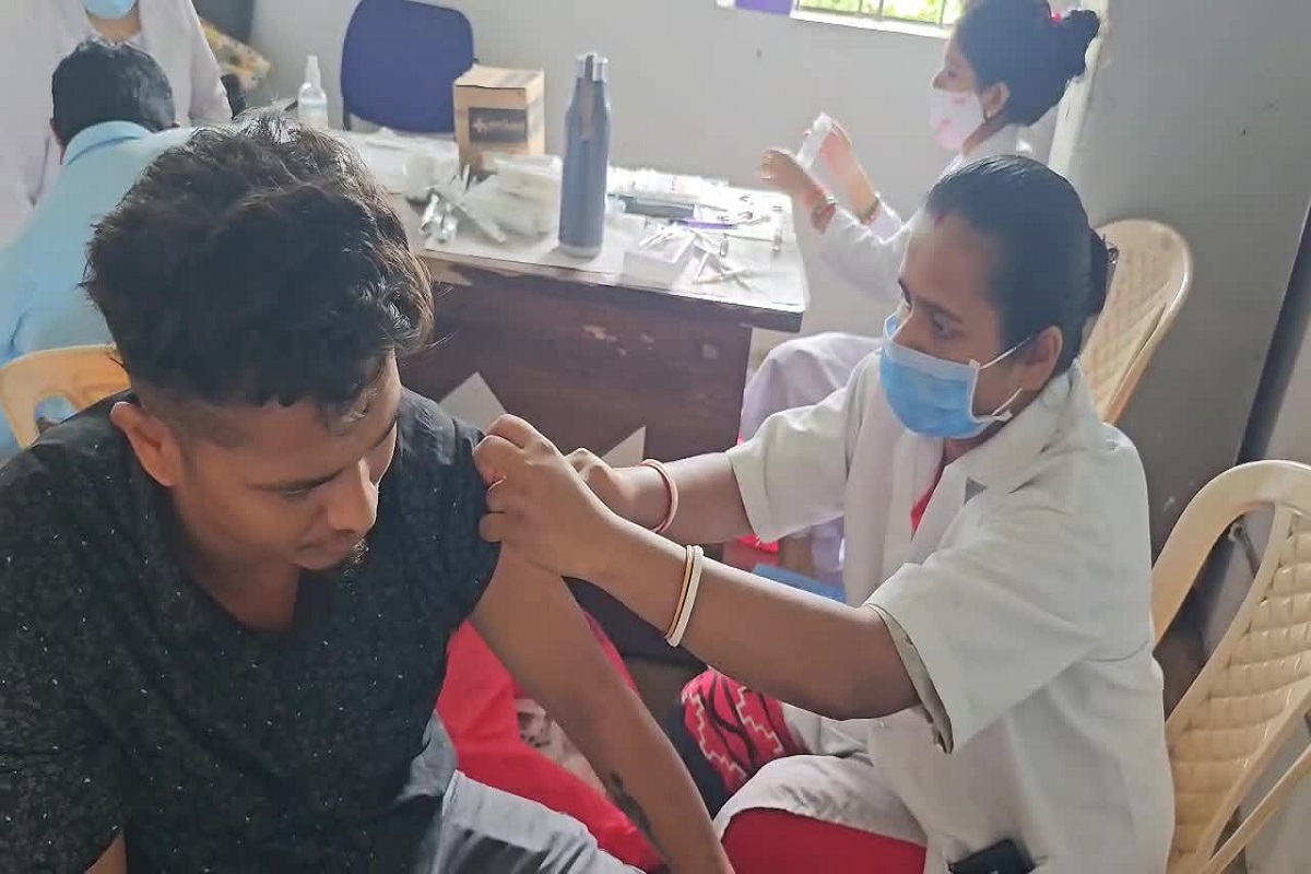 CG News: पूजा का प्रसाद खाने वालों को लगाई जा रही कुत्ता काटने वाली वैक्सीन, दहशत में पूरा गांव …जानें क्या है मामला