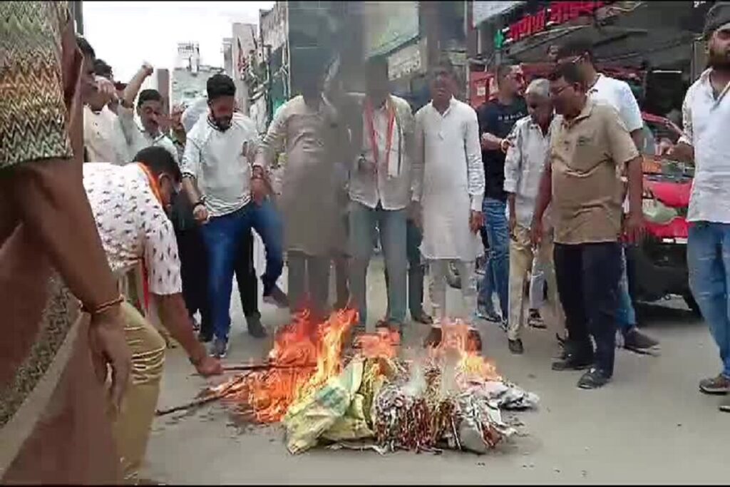 Congress workers burning the effigy of Anurag Thakur