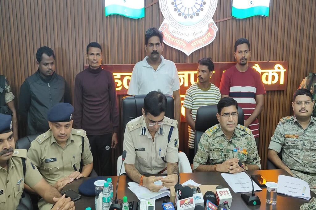 5 arrested with 4 Naxalites: