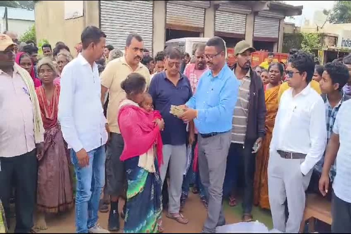 CG News: सड़क हादसे में दो युवकों की मौत पर मचा बवाल, शव रखकर किया चक्का जाम, नौकरी और दो लाख मुआवजे पर बनी बात