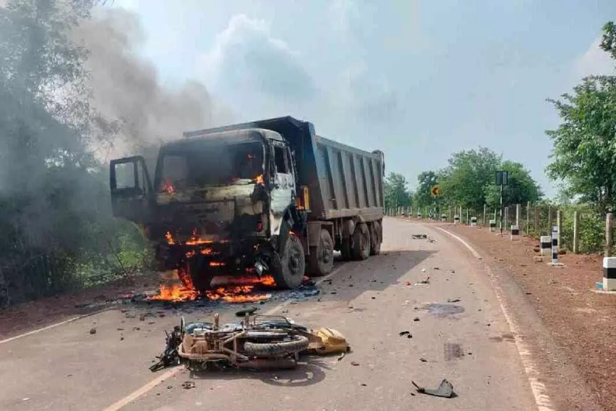 Arang Accident News: तेज रफ्तार हाइवा ने 10वीं के छात्र को कुचला, गुस्साए ग्रामीणों ने वाहन को किया आग के हवाले, मौके पर भारी पुलिस बल तैनात