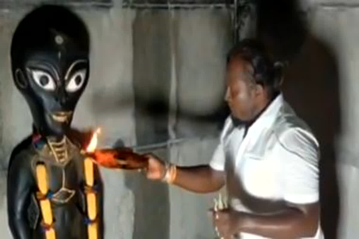 Alien Temple in Tamil Nadu: युवक ने बनवाया एलियंस का मंदिर, रोज करता है पूजा, कहा – उनसे होती है बात
