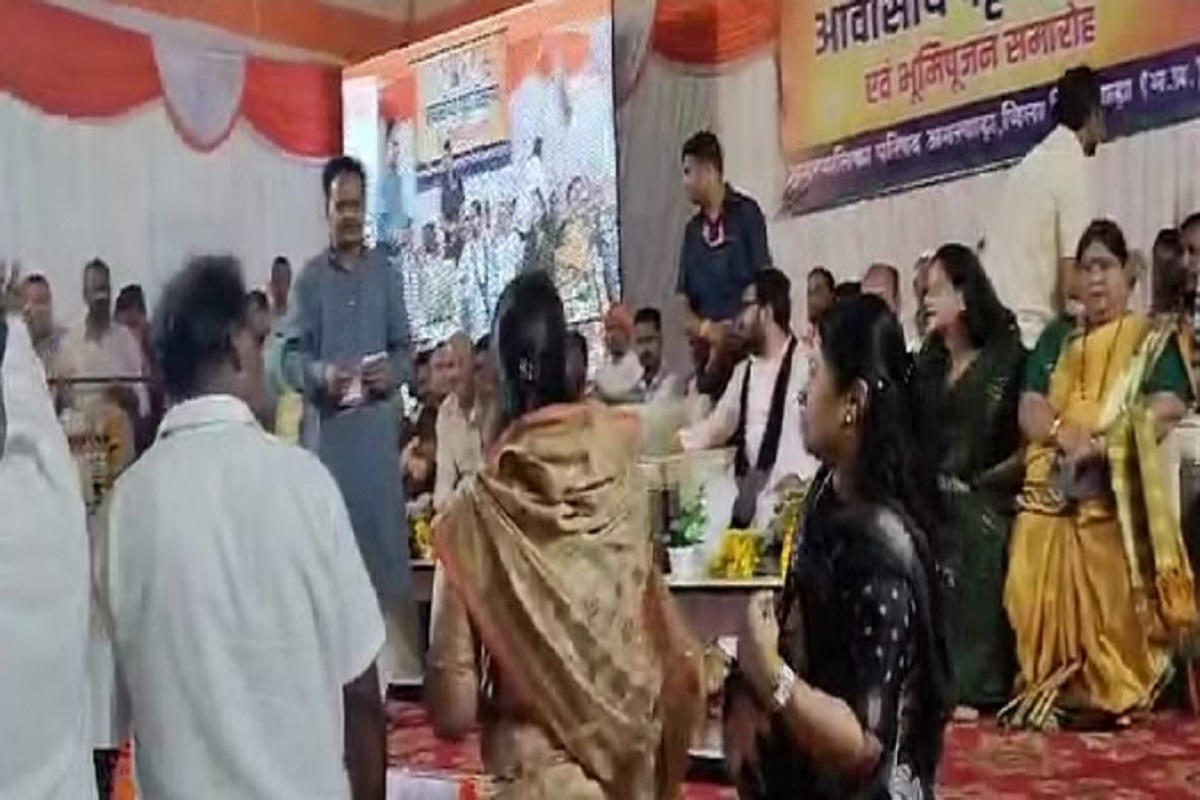 MP News : सरेआम चप्पल लेकर अफसर को मारने दौड़ी महिला पार्षद, इस बात से थी नाराज, इतने लोगों पर मामला दर्ज