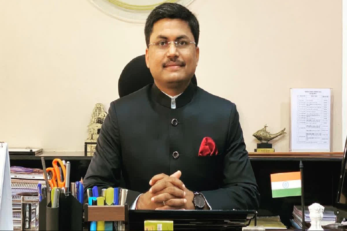 छत्तीसगढ़: स्कूल में ही ऐसा काम कर रहीं थी दो शिक्षिका, कलेक्टर ने तुरंत लिया एक्शन, स्वीपर को नौकरी से निकालने का आदेश