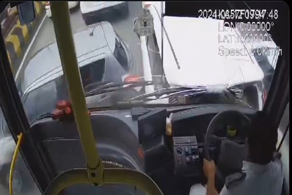 Volvo Bus Accident Video : वोल्वो बस चालक ने कई गाड़ियों को मारी टक्कर, सोशल मीडिया पर वायरल हुआ वीडियो