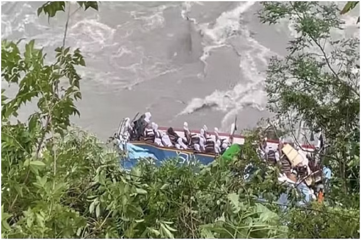 Nepal Bus Accident : अनियंत्रित होकर नदी में गिरी बस, 14 लोगों की मौत की खबर, इतने यात्री थे सवार