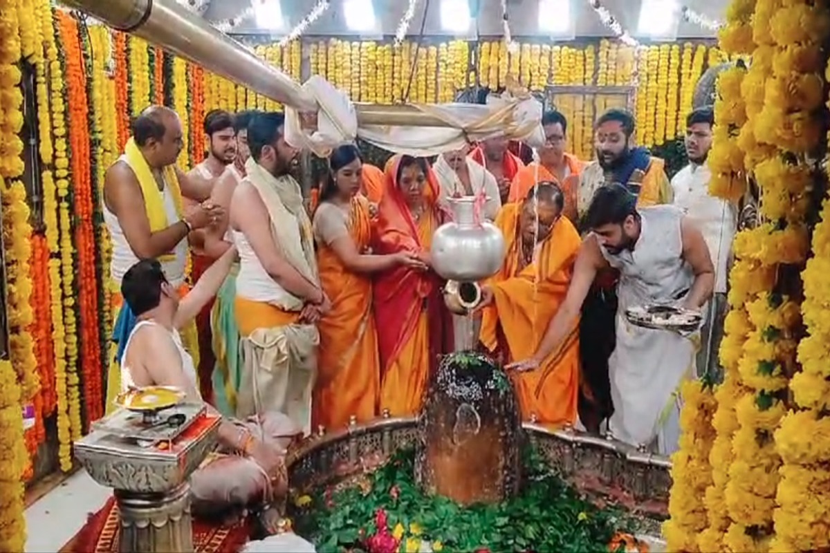 CM Sai Visit Ujjain: सावन के आखिरी सोमवार में बाबा महाकाल के दरबार पहुंचे CM विष्णु देव साय, सहपरिवार दर्शन कर प्रदेशवासियों के लिए की मंगल कामना