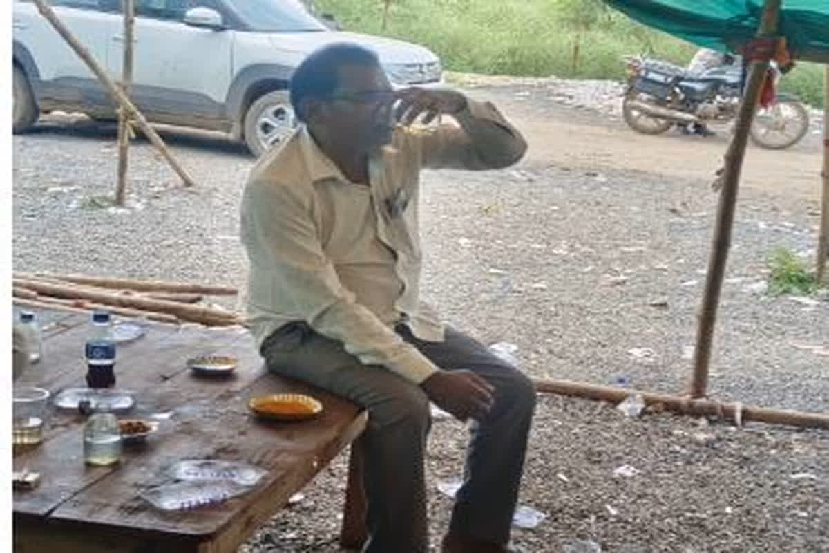 Sharabi teacher : ड्यूटी छोड़ भट्टी में बैठे गुरूजी, स्वामी आत्मानंद स्कूल के शिक्षक का कर्मचारी के साथ शराब पीते वीडियो वायरल