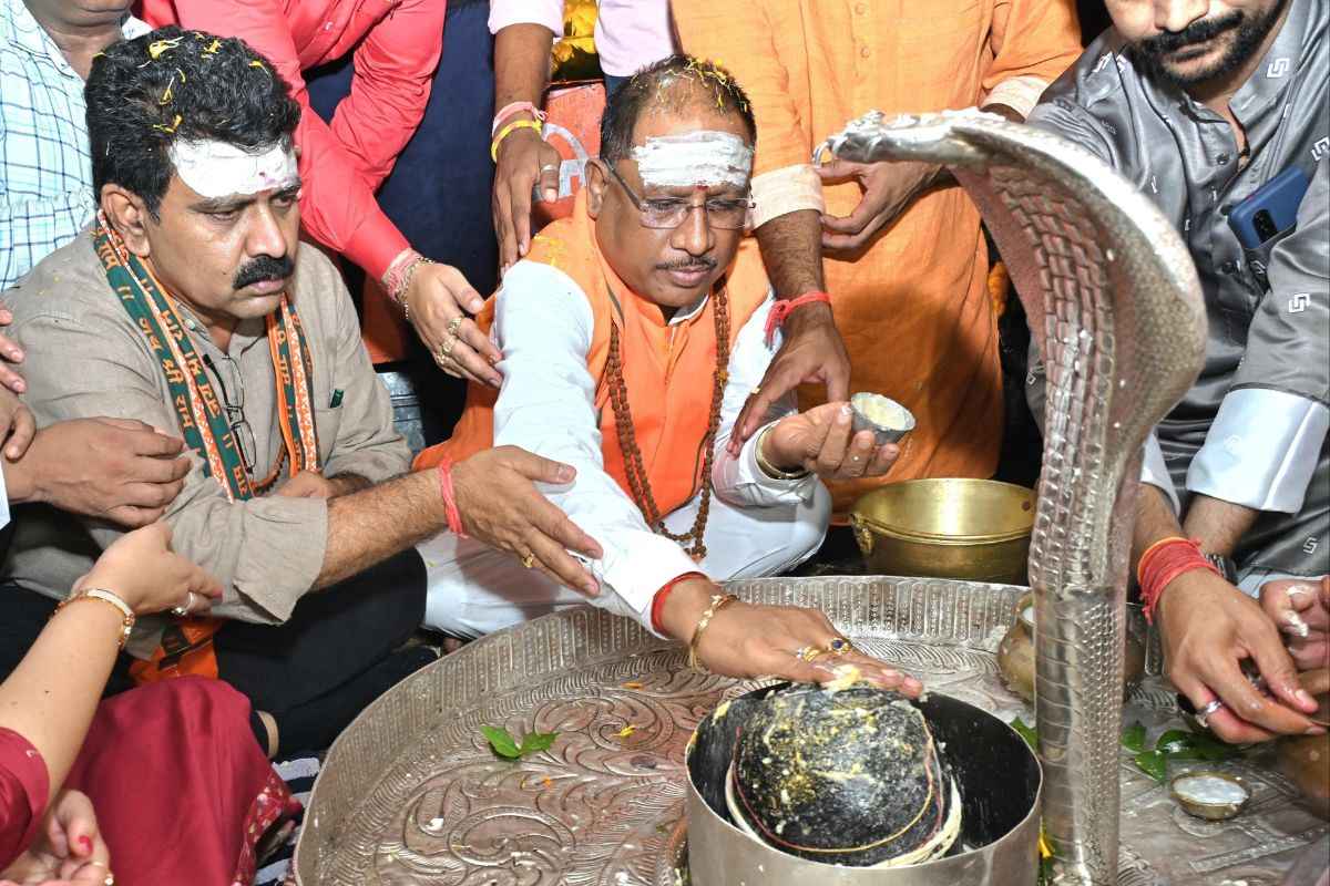 CM Sai Sawan Somwar: सावन सोमवार पर शिवमय हुआ छत्तीसगढ़.. CM साय ने की कांवड़ियों पर पुष्पवर्षा.. डिप्टी CM के साथ किया जलाभिषेक, देखें तस्वीरें