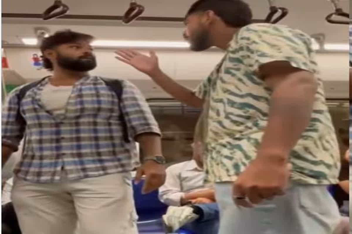 Delhi Metro Viral Video : फिर सुर्ख़ियों में आई दिल्ली मेट्रो, हेयर कट की बात को लेकर आपस में भिड़े दो युवक, वीडियो देख आप भी हो जाएंगे हैरान
