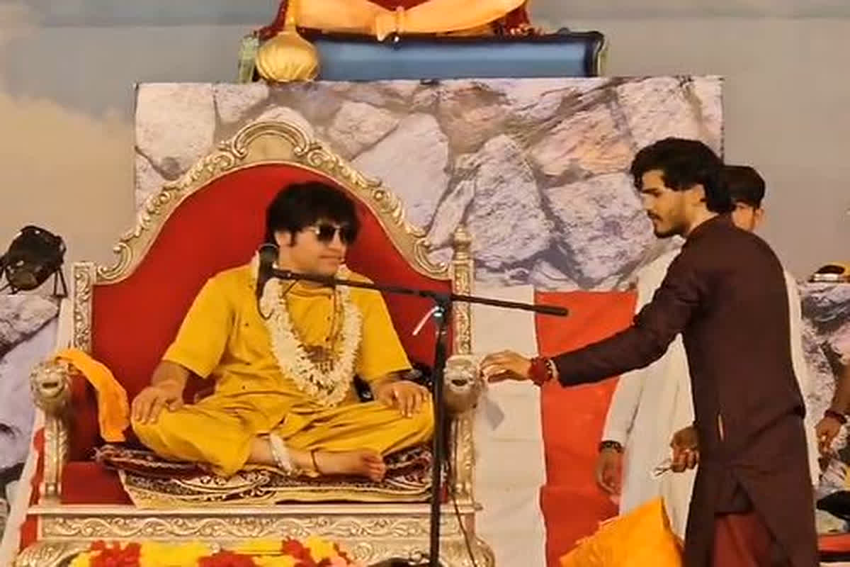 Dhirendra Shastri Brother Video: पंडित धीरेंद्र शास्त्री के भाई ने युवतियों के साथ किया अश्लील डांस? बागेश्वर बाबा के अनुयायी ने बताया क्या है असली मामला