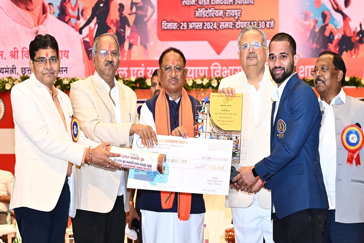 गोल्ड विजेता को दी जाएगी 3 करोड़ की राशि, राज्य खेल अलंकरण समारोह में सीएम साय ने खिलाड़ियों में वितरित किए 1 करोड़ 36 लाख रुपए