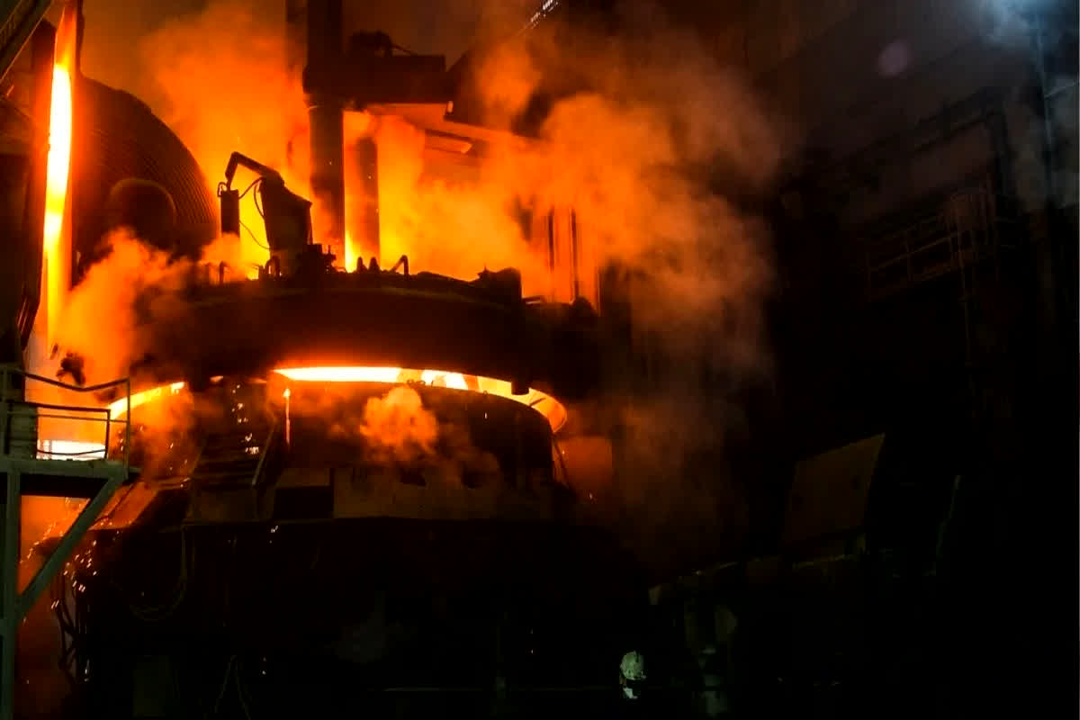 Hazaribagh Steel Plant Accident: स्टील प्लांट में भयानक विस्फोट, हवा में उछले मजदूर, बुरी तरह झुलसे कई लोगों, मची अफरातफरी