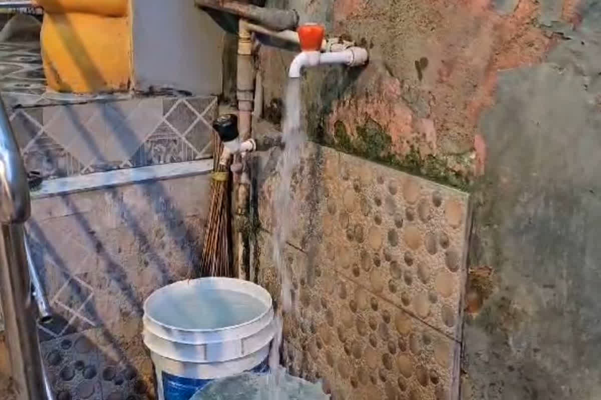 Hot Water in Borewell: घर के बोर से निकलने लगा खौलता पानी, सरकारी अफसर भी नहीं बता क्यों हो रहा ऐसा, लोग बोले- भगवान का चमत्कार