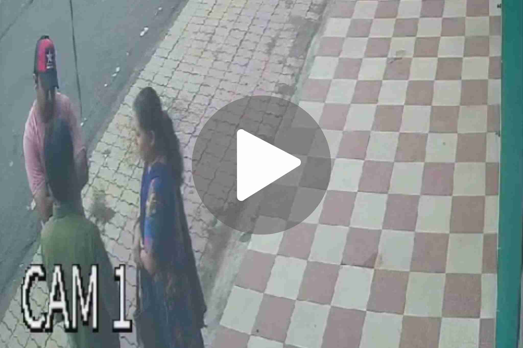Bilaspur Latest Crime News: ठगी की Live वारदात.. दो ठगों ने जैसा कहा, महिला ने वैसा ही किया, फिर ले उड़े लाखों के गहने, देखें Video