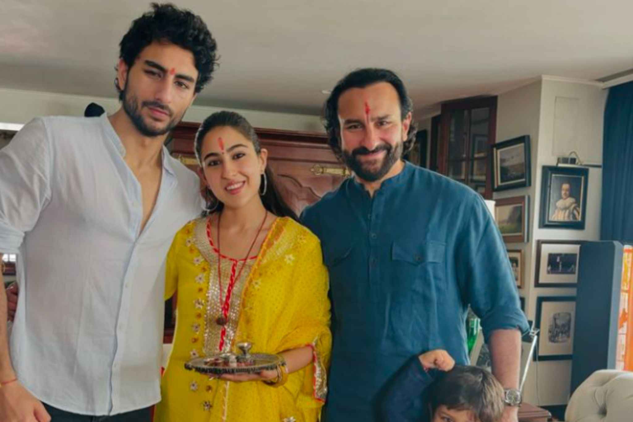 Sara Ali Khan Raksha Bandhan Images: सारा अली खान ने मनाया रक्षाबंधन.. शेयर की भाई और पिता सैफ के साथ खूबसूरत तस्वीरें, आप भी देखें