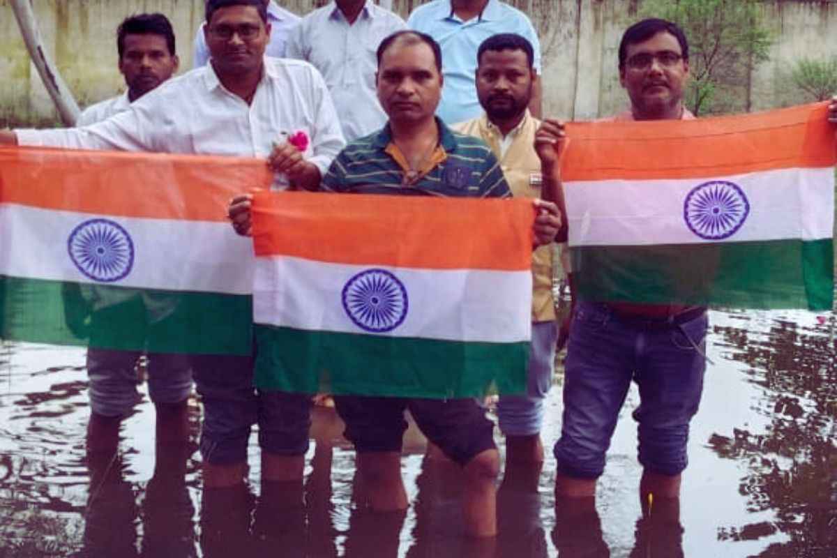 Flag Hoisting in Sakti: सक्ती जिले में नजर आई देशभक्ति की ‘शक्ति’.. जलभराव में किया झंडारोहण.. भारी बारिश में भी कम नहीं हुआ जज्बा..