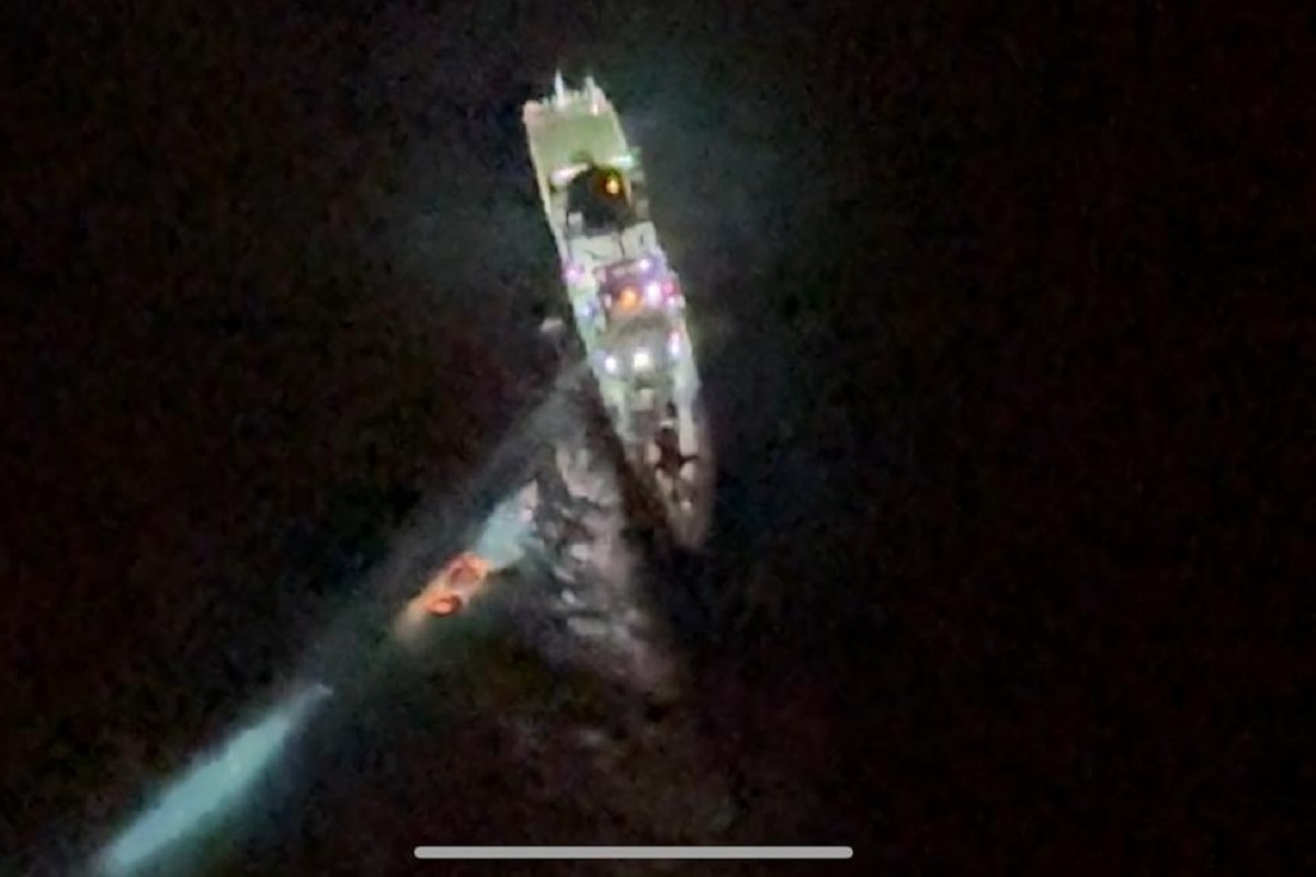 आधी रात इंडियन कोस्ट गार्ड का अद्भुत कारनामा, समुंदर में खतरनाक ऑपरेशन चलाकर बचाई 11 की जिंदगी, तस्वीरें देख हो जाएंगे रोमांचित