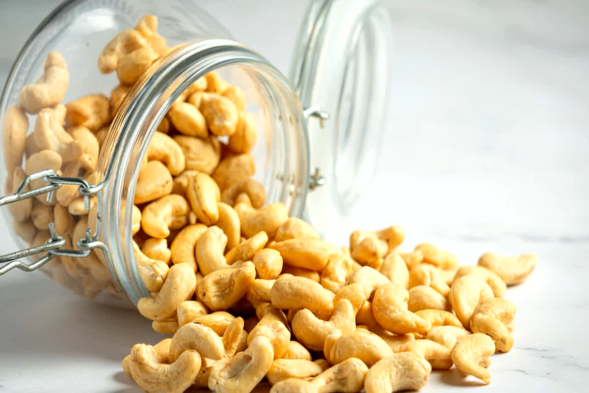 Kaju Khane ke Fayde: काजू खाने से मिलते हैं कई गजब के फायदे, डायबिटीज कंट्रोल करने के साथ वजन भी करता है कंट्रोल