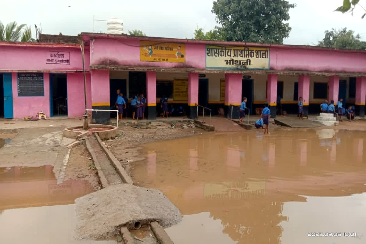 Flooded In School: भारी बारिश ने मचाई तबाही, स्कूलों में क्लासरूम तक भरा पानी, लोगों ने स्कूल में लगाया ताला
