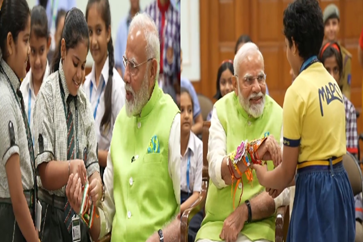 PM Modi Celebrate Rakhi with Students: रक्षाबंधन पर सामने आई मनमोहक तस्वीर, स्कूली बच्चों ने पीएम मोदी को मिठाई खिलाकर बांधी राखी