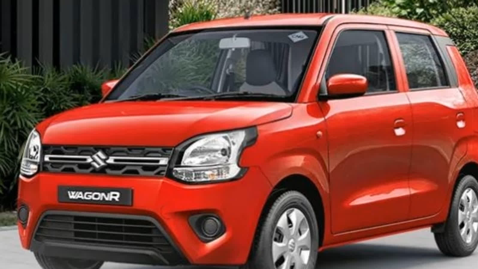 Maruti WagonR : मारुति वैगनआर दो अलग-अलग पेट्रोल इंजन के विकल्प के साथ आती है। लेकिन, ऑटोमेटिक वेरिएंट में 1.2 लीटर पेट्रोल इंजन का इस्तेमाल किया गया है। इसकी कीमत 6.45 लाख है। इसका ऑटोमेटिक वर्जन 4 वेरिएंट्स में आता है, जो कि मूल रूप से VXI और ZXI पर बेस्ड हैं। आमतौर पर ये कार 24 किलोमीटर प्रतिलीटर तक का माइलेज देती है।