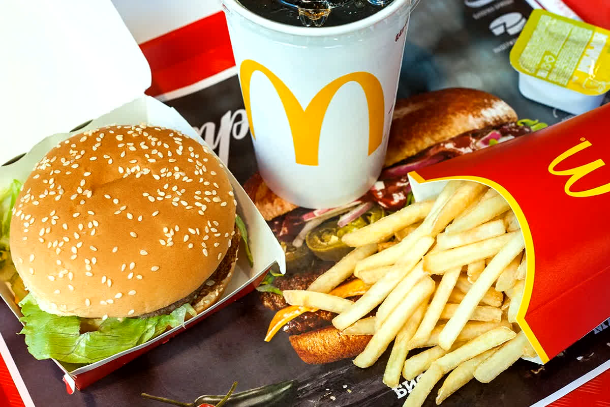 McDonald’s Food Side Effects: मैकडॉनल्ड्स की फूड खाने से फिल्ममेकर का हुआ बुरा हाल! शरीर की हुई ऐसी हालत, देखकर हैरान रह गए लोग